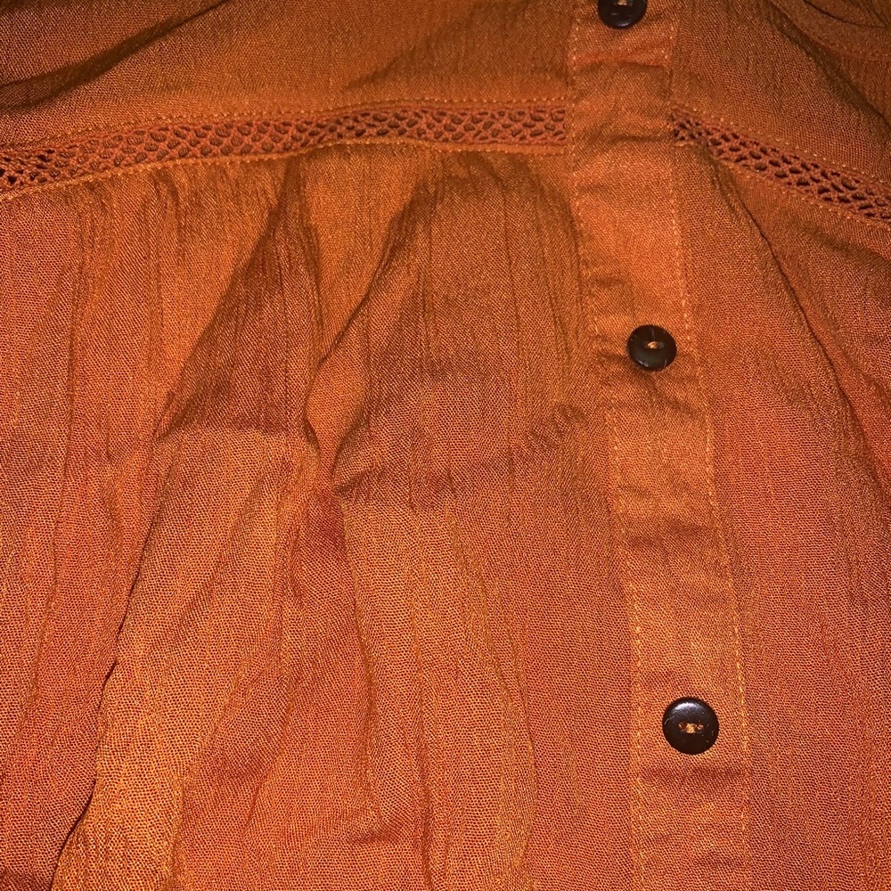 A orange blouse - Picture 4 of 4
